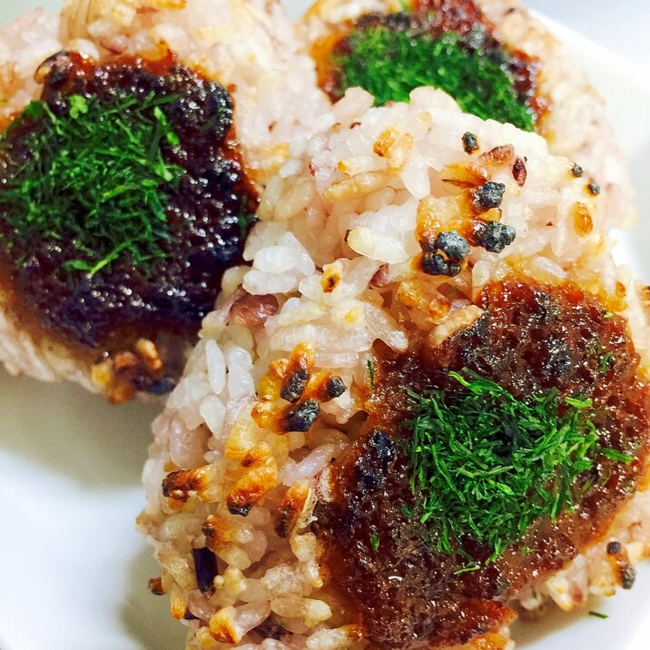 すりごまイン!赤味噌たっぷり雑穀米の焼きおにぎり